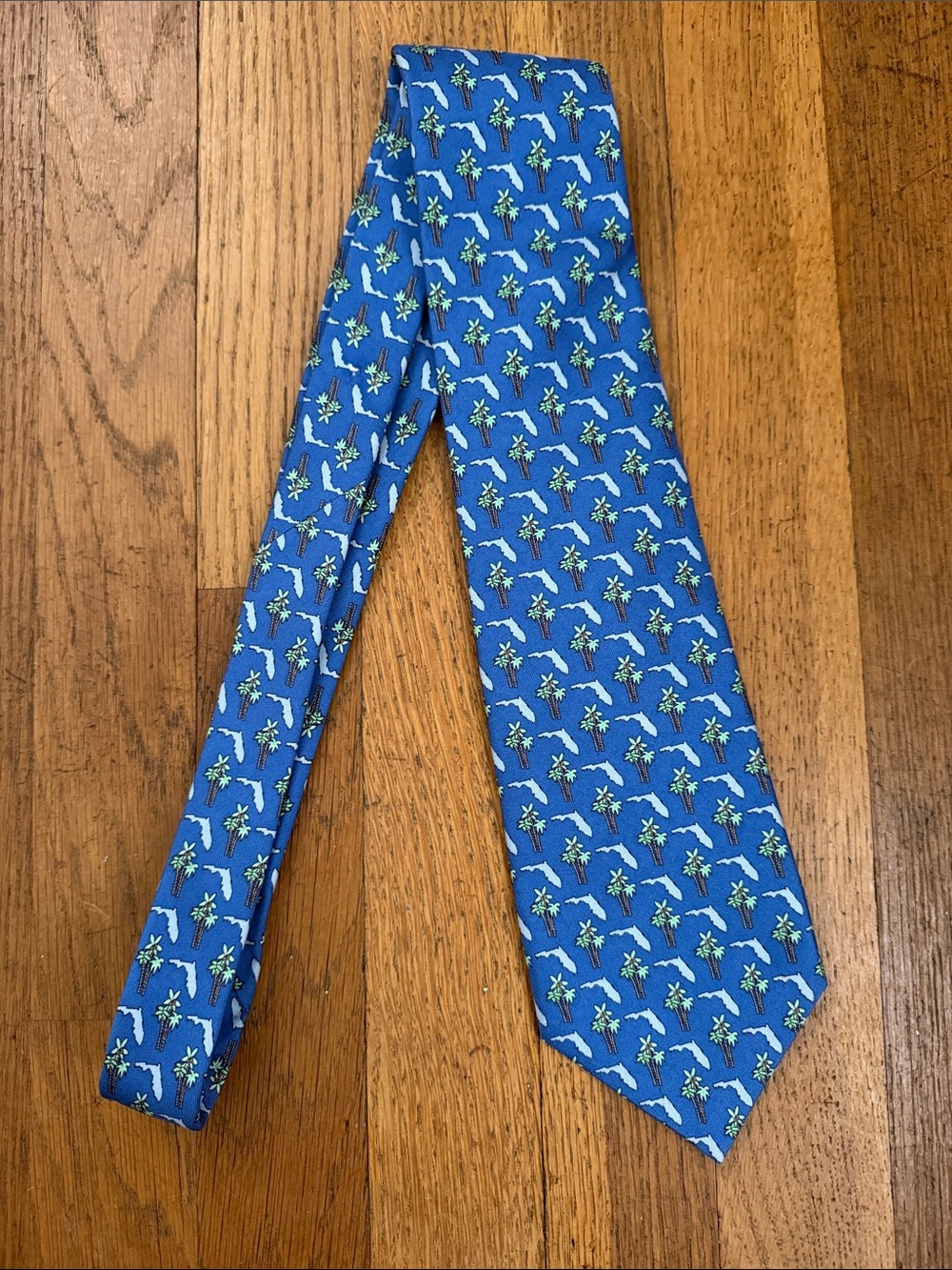 Vineyard Vines blue/green state of Florida hand made silk tie.